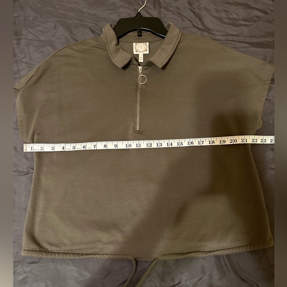 J S TEXTURED ZIP-NECK POLO SHIRT. GREEN SMOKE. SIZE XL - Picture 3 of 8